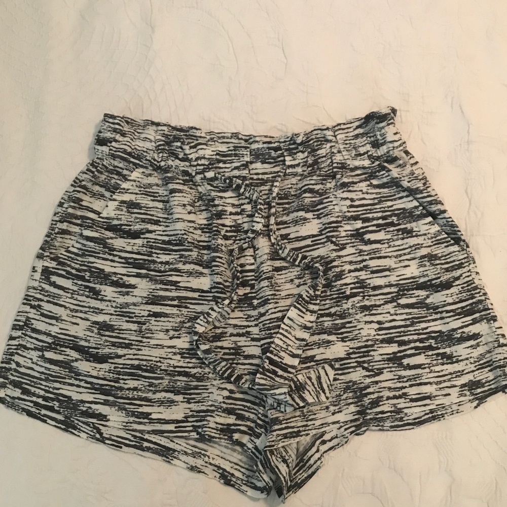 Shorts with elastic waist band